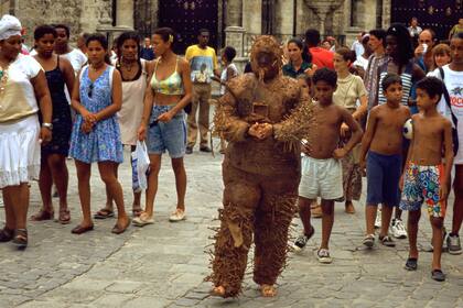 La artista cubana Tania Bruguera en la performance "Destierro", tema que ocupó ayer al ciclo "La historia como rumor" del Malba