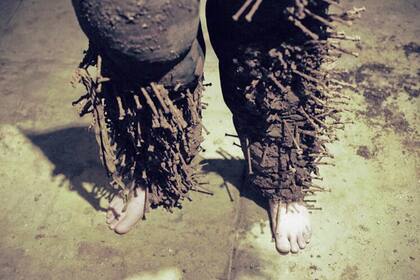 Un detalle del traje de barro y clavos que Bruguera usó en su acción artística "Destierro"