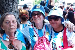 Son brasileñas y se metieron en la multitud para “festejar el Tri con los hermanos argentinos”