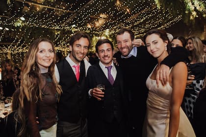 Tania Pieres, Nacho, Jorge “Glifo” di Fonzo, Polito Pieres (fue testigo del Civil) y Camila.