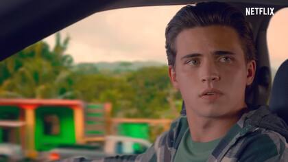 Tanner Buchanan, quien interpreta a Robby Keene en Cobra Kai (Netflix), en una escena de los adelantos