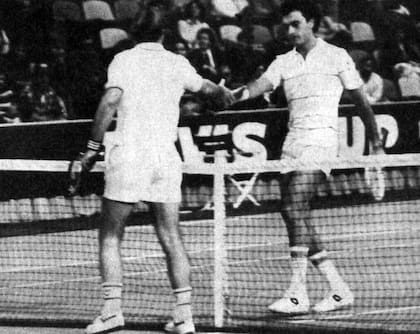 Tanner y el saludo final tras caer con Batata Clerc en la final de la Davis 1981