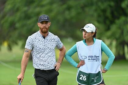 Tano Goya y su pareja, que le hizo de caddie durante el Abierto