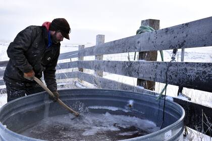 Tanque de almacenamiento de agua congelado en un rancho al sur de Roberts, Montana.