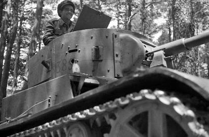 Tanque de combate T-26 y tanquista. Pinares de Valsaín. mayo-junio de 1937.