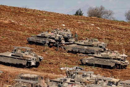 Tanques de combate principales y vehículos de combate de infantería israelíes se despliegan en una posición en la Alta Galilea, al norte de Israel, cerca de la frontera con Líbano, el 9 de marzo de 2026.