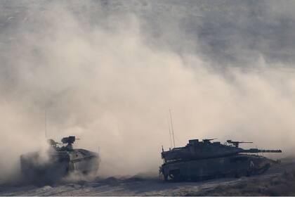 Tanques israelíes maniobran cerca de la frontera