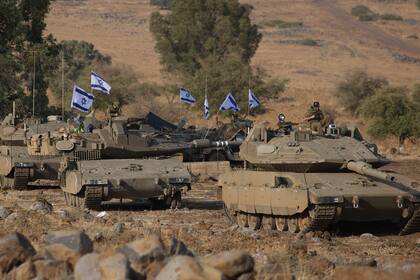 Tanques israelíes posicionados en Galilea, en el norte del país. (Jalaa MAREY / AFP)