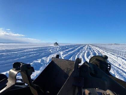 Tanques que abren los ingresos a los campos en Santa Cruz