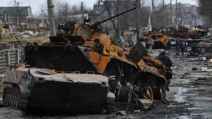 Tanques rusos destruidos en la ciudad de Bucha, ubicada a las afueras de Kiev