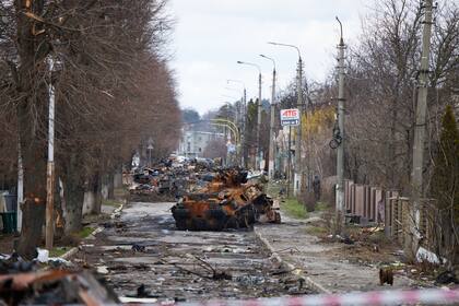 Tanques rusos destruidos en las calles de Bucha, tras la retirada rusa de Irpin y Bucha, el 4 de abril de 2022