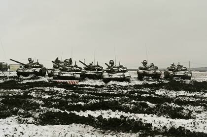 Tanques rusos T-72B3 participan en ejercicios militares en la pista de tiro de Kadamovskiy, en la región de Rostov, en el sur de Rusia, el 12 de enero de 2022. 