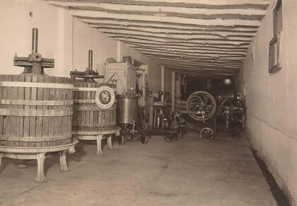 Tanques y maquinaria en lo que era Bodega La Esmeralda.