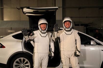 Tanto Bob Behnken y Doug Hurley llegarán a la plataforma de lanzamiento con un Tesla Model X, a diferencia de las misiones gubernamentales de la agencia estadounidense