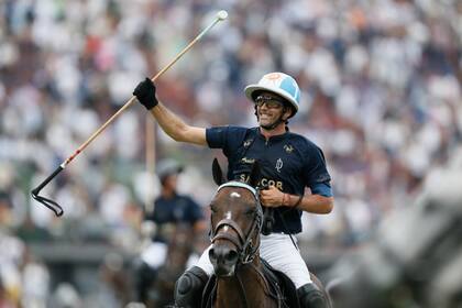 Tanto el día en que maravilló ante Ellerstina como después de perder la final, Adolfo Cambiaso fue reconocido con aplausos espontáneos por la platea C, que hace un par de décadas le era adversa; el crack de 46 años mantiene la vigencia y amplía el reconocimiento.