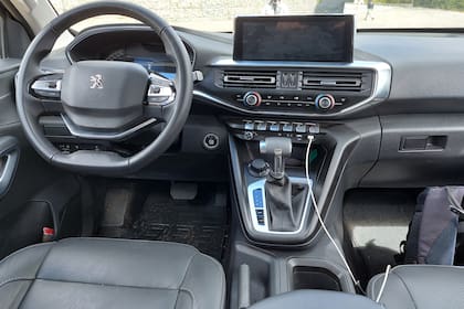 Tanto el diseño exterior como el interior (similar al de un automóvil) muestran el estilo y el ADN de los actuales vehículos del león