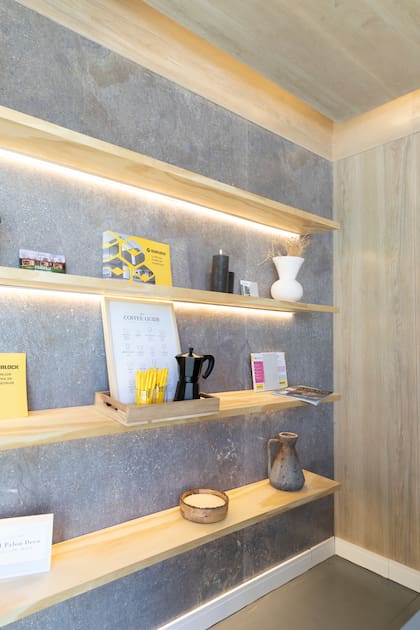 Tanto el en cielorraso como en las paredes del Stand de Durlock se usó Simplísima, placas de cemento para renovar, revestir, construir, proteger y reparar tus paredes interiores y exteriores de manera fácil y rápida.