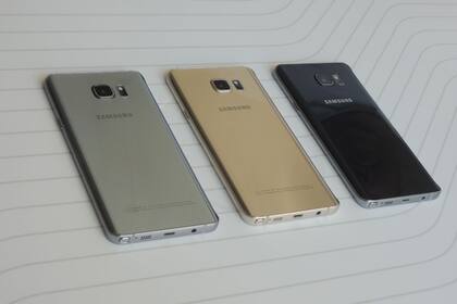 Tanto el Galaxy S6 Edge Plus como el Galaxy Note 5 están disponibles en blanco, negro, dorado y plateado