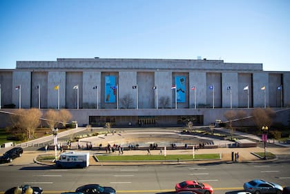 Tanto el Met como el Smithsoniano son dos de los museos que cuentan con personal armado dentro de sus instalaciones