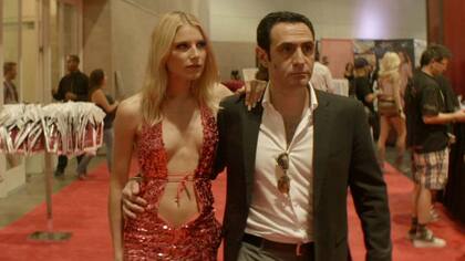 Tanto el mundo de las bailarinas exóticas y strippers, como el actor fetiche Karren Karagulian, ambos presentes en una de las primeras películas de Sean Baker, Starlet (2012), reaparecen ahora en su triunfal Anora (2024)