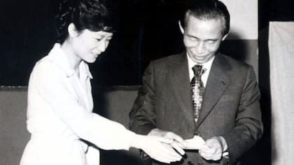 Park Chung Hee (derecha) y su hija, Park Geun Hye