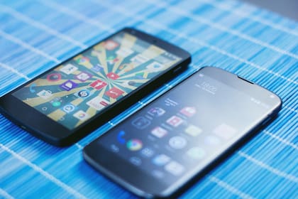 Tanto en Android como en el iPhone es recomendable eliminar todos los datos del teléfono antes de venderlo