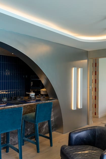 Tanto en el cielorraso de la cocina como en la pared divisoria, el comedor y la habitación, se usaron las placas Superboard Fachadas Premium. Es una placa cementicia especialmente indicada para proyectos de alto valor estético.