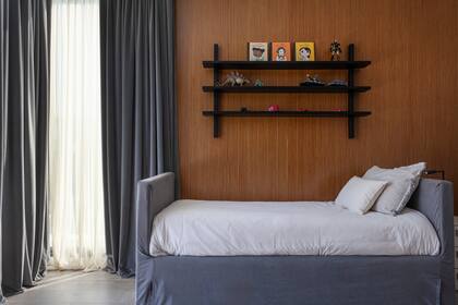 Tanto en el recibidor como en este playroom, a las cortinas de gasa off white les sumaron una capa de black out forrada en pana gris plomo para crear un clima más íntimo.