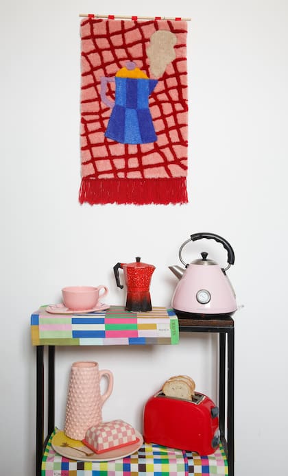 Tanto en la cocina como en el dormitorio, hay representaciones colgadas de las paredes que aluden al ambiente en el que están