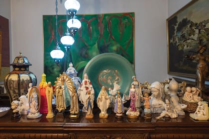 Tanto en su cuarto
como en distintos
ambientes de su
casa, Roberto tiene
altares con imágenes
de la Virgen María,
de quien se considera
un devoto ferviente.
“Todos los días le
agradezco, le pido
cosas puntuales, le
prendo una vela”, dice.