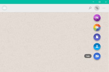 Tanto en Whatsapp Web como en la versión móvil, el icono del clip para sumar adjuntos ahora ofrecer un acceso a las Salas de Messenger para hacer videoconferencias