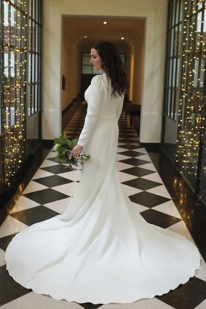 Tanto este primer vestido, como el segundo -un diseño más cómodo, de tipo wrap dress- llevaban la firma de Pronovias