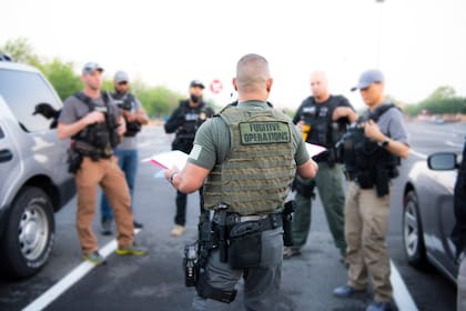 Tanto ICE como CBP están habilitados para ejercer arrestos en los lugares denominados como “sensibles” si así lo requieren