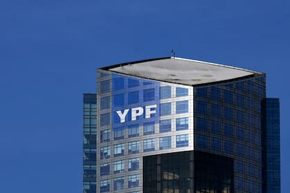 Tanto Javier Milei como Manuel Adorni se expresaron sobre las dificultades que le acarrea al país el pago por el fallo de YPF