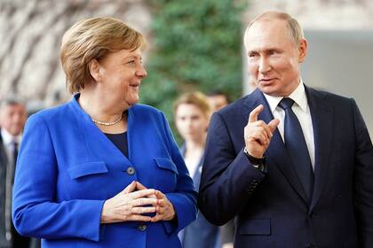 Tanto la canciller alemana Angela Merkel como el presidente ruso, Vladimir Putin, tienen mucho interés en avanzar con el gasoducto, pero el gobierno alemán está bajo una fuerte presión