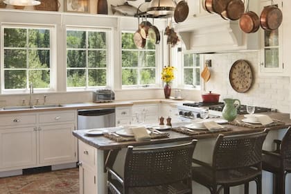 Tanto la cocina como el comedor principal reinterpretan el concepto de la clásica casa de campo americana.