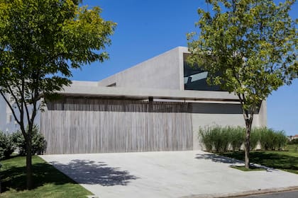 Tanto la fachada como las paredes y pisos interiores tienen revestimiento cementicio sin juntas. El portón se hizo en guayubira.