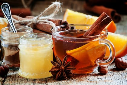Tanto la miel como la vitamina C del limón tienen propiedades que fortalecen el sistema inmune, de allí la asociación de miel y limón juntos en un té como bálsamo antigripal