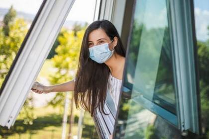Tanto la Organización Mundial de la Salud como el Centro de Control de Enfermedades de Estados Unidos, CDC, señalan que la mala ventilación aumenta el riesgo de transmisión de coronavirus