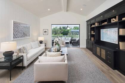 Tanto la sala de estar como la sala familiar tienen chimeneas.