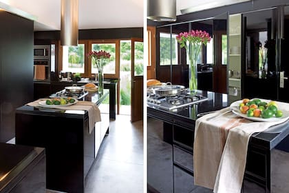 Tanto las espaciosas alacenas como los muebles bajomesada tienen frente negro espejado (Cocinas ADG). En sintonía, las mesadas son de mármol negro. 