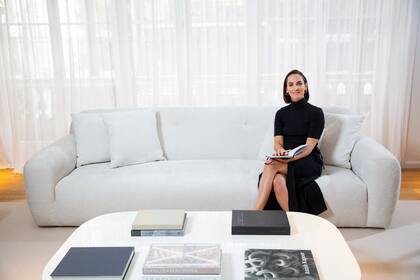 “Tanto mi marido como yo somos muy exigentes y muy detallistas, así que fue un gran desafío como pareja este proyecto del departamento. Recién estamos terminando de decorar, todo en una paleta que nos encanta”, revela Camila.