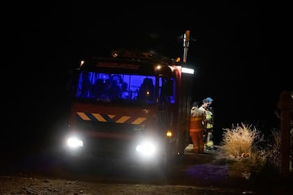 Tanto policías como bomberos trabajaron durante la noche tras el hallazgo del cuerpo