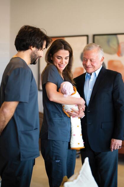 Tanto Rania como Jameel llevaron uniformes hospitalarios. Hasta el mes pasado nadie sabía que la princesa Iman y Jameel serían padres. Fue la reina la que lo anunció con un posteo en el que se veía a su hija de perfil.