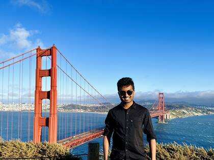 Tanush Sharanarthi es un joven de 26 años, oriundo de Bangalore, India, que actualmente vive en Santa Clara, California, gracias a la visa O-1