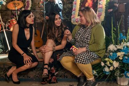 Los números musicales del bar que regentean las hermanas son artistas latinx que Saracho, fanática de la música, eligió personalmente