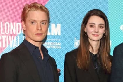 Tanya Reynolds y Freddie Fox