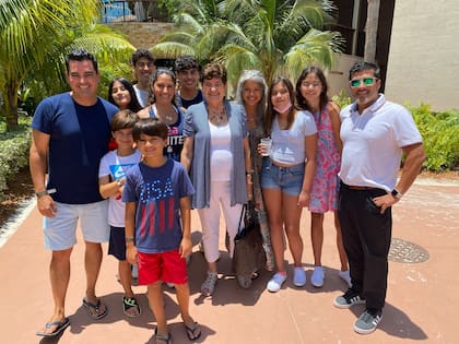Tanya Villanueva tuvo dos hijas con un estadounidense, pero mantiene un vínculo muy estrecho con los hermanos y la madre de Sergio, Delia, a quienes sus hijas llaman abuela; todos los 11 de septiembre se reúnen para homenajear al bombero (Gentileza: Tanya Villanueva Tepper)