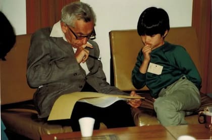 Tao, en 1985, nada más y nada menos que con Paul Erdős, genio matemático que hizo importantes contribuciones a la teoría de números y otras áreas