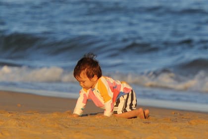 Tao también disfruta de jugar en la arena.